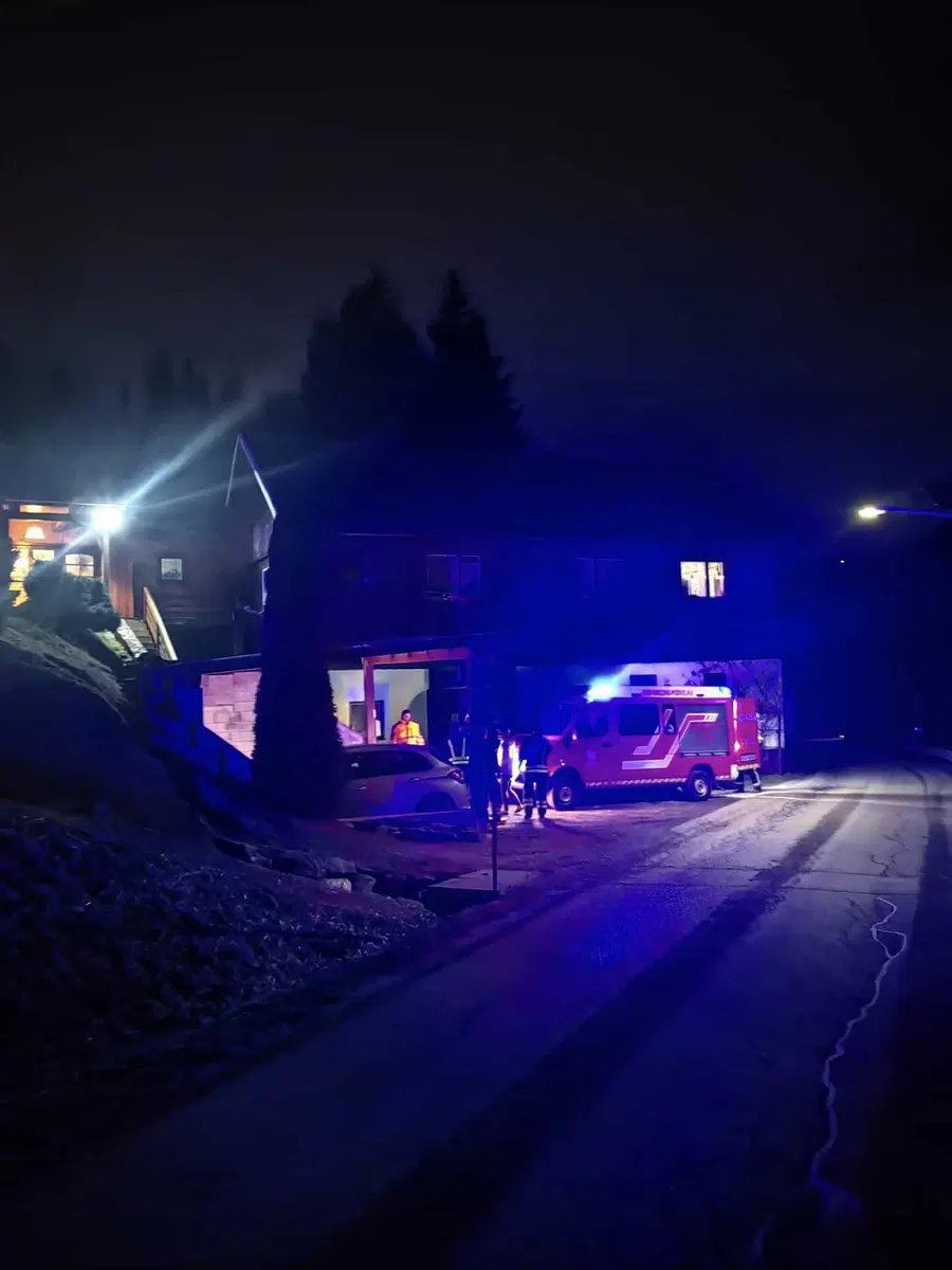 V Podvelki gasilci pokrili poškodovano streho