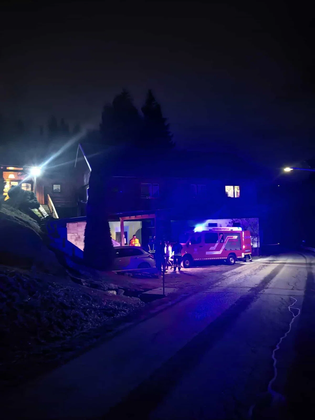 V Podvelki gasilci pokrili poškodovano streho