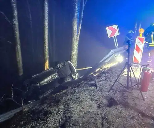 Na Legnu vozilo zapeljalo s cestišča in obstalo 10 m pod cesto. Dve poškodovani osebi prepeljali v bolnišnico