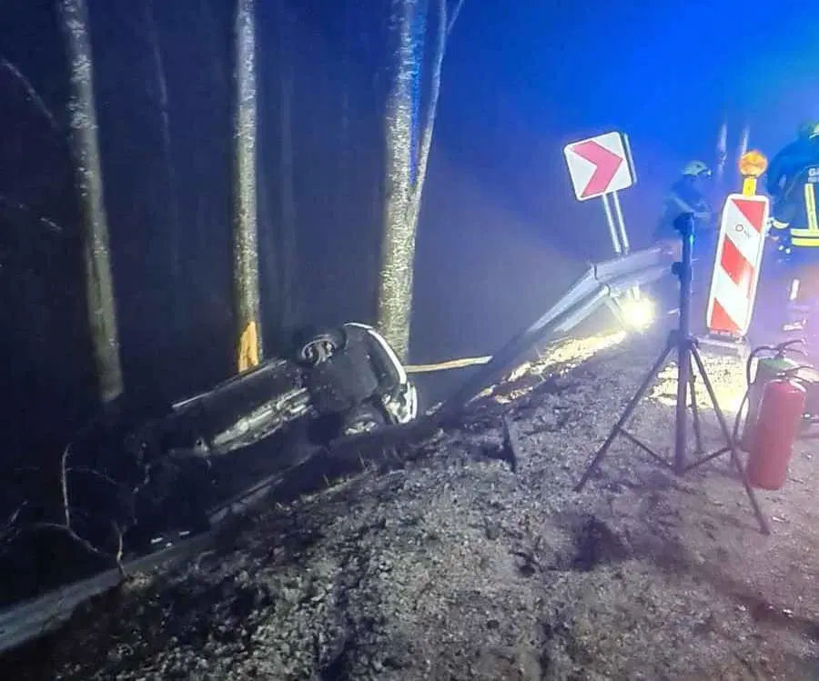 Na Legnu vozilo zapeljalo s cestišča in obstalo 10 m pod cesto. Dve poškodovani osebi prepeljali v bolnišnico