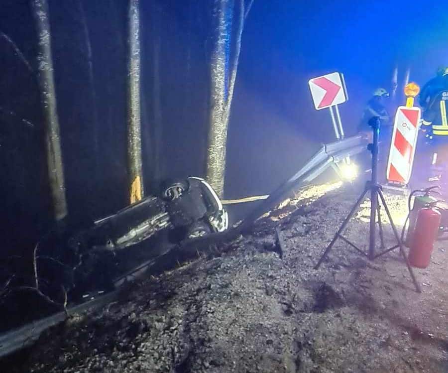 Na Legnu vozilo zapeljalo s cestišča in obstalo 10 m pod cesto. Dve poškodovani osebi prepeljali v bolnišnico