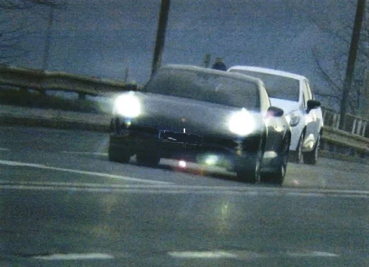 Voznik v naselju pri omejitvi 50 km/h vozil s kar 111 km/h