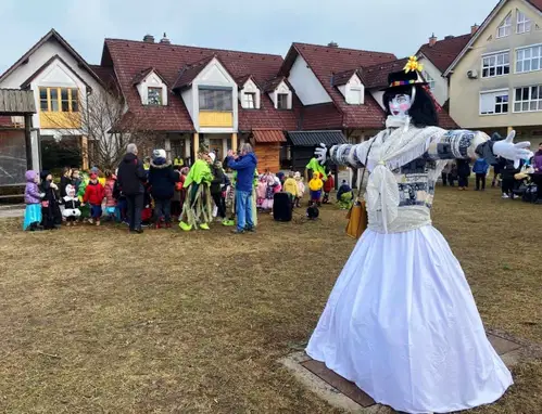 Starka zima, ki kliče pomlad in odganja zimo v Kotljah