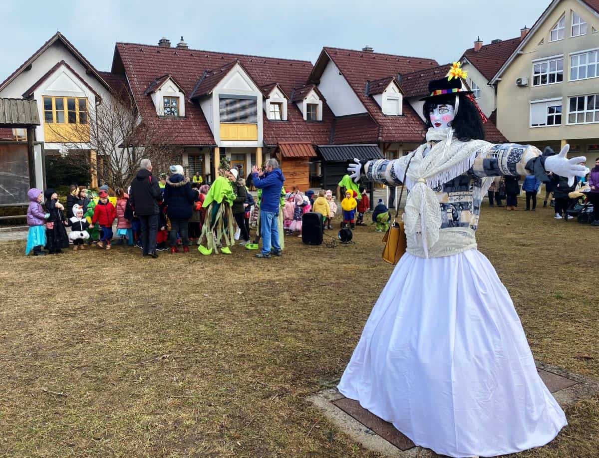 Starka zima, ki kliče pomlad in odganja zimo v Kotljah