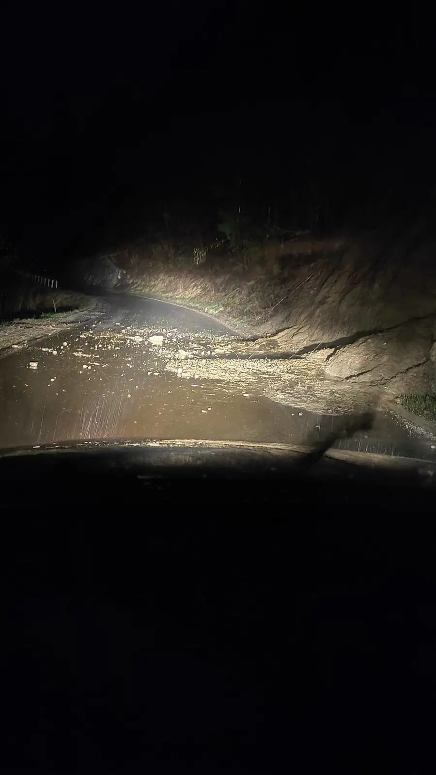 Cesta Prevalje - Leše prevozna. Potrebna je previdnost