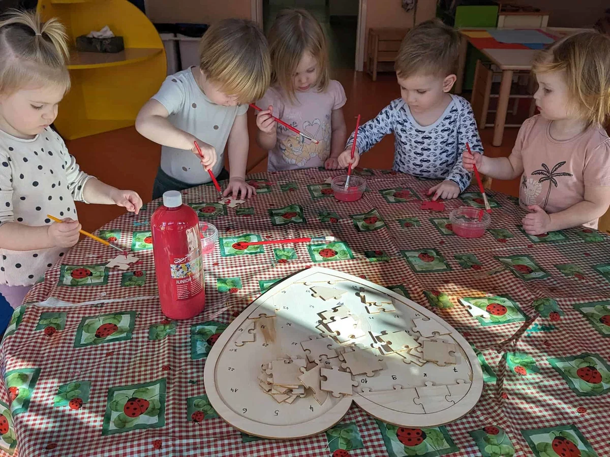Otroci v vrtcu Kralj Matjaž Črna in Žerjav ter OŠ so obeležili Mednarodni dan ozaveščanja o srčnih napakah (FOTO)