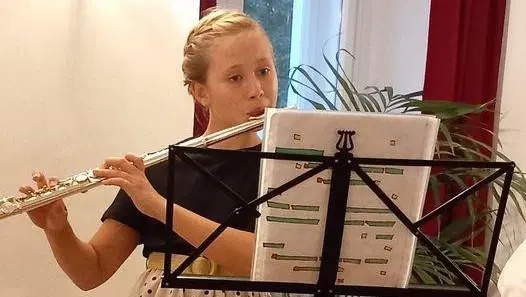 Flavtistka Iza Zala Čebul zelo uspešna na mednarodnem glasbenem tekmovanju v Beogradu