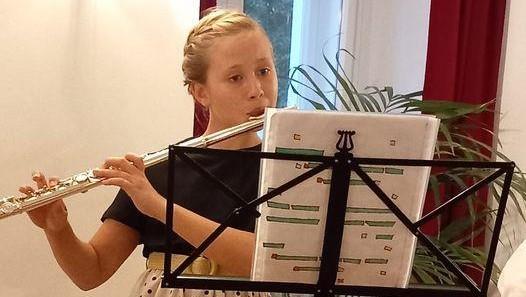 Flavtistka Iza Zala Čebul zelo uspešna na mednarodnem glasbenem tekmovanju v Beogradu