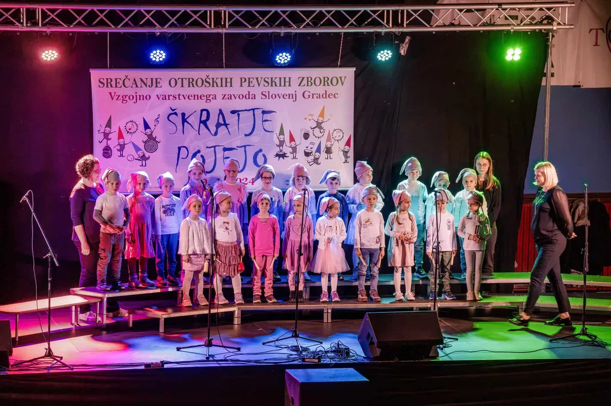 Škratje pojejo: Srečanje vrtčevskih pevskih zborov v Slovenj Gradcu (FOTO)