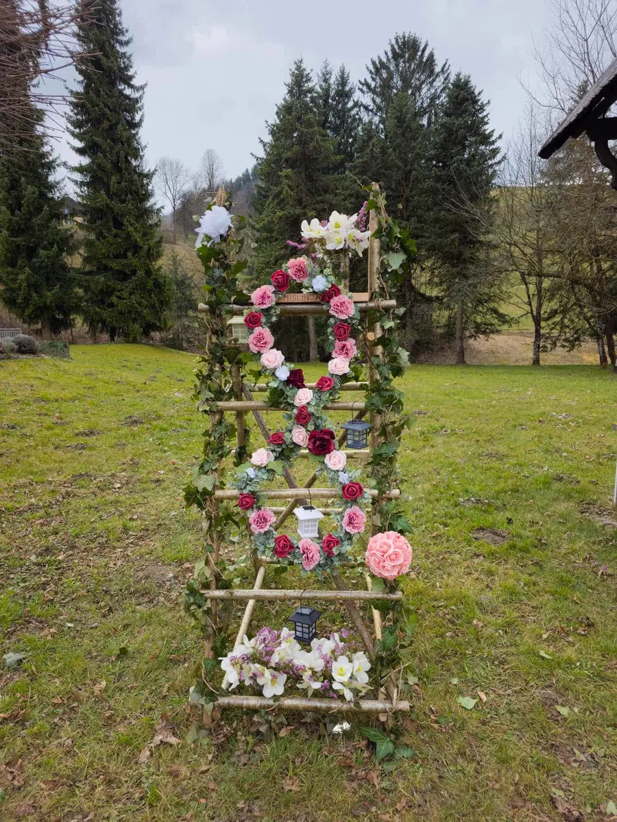 Ob dnevu žena v Mislinji postavili čudovito cvetlično osmico