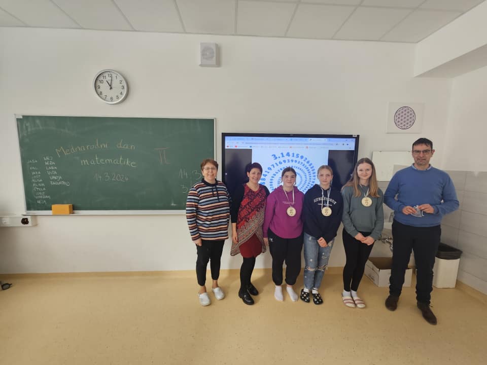 Na OŠ Črna na Koroškem so se preizkusili v naštevanju decimalk števila pi (FOTO)