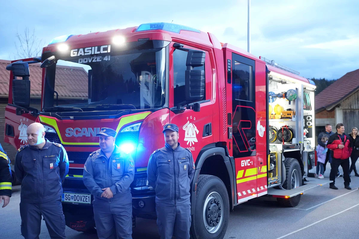 PGD Dovže v soboto sprejelo novo gasilsko vozilo GVC-1