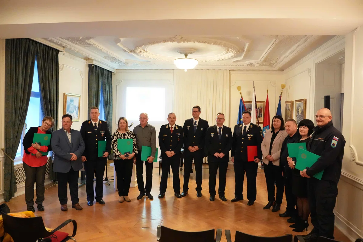 V Dravogradu podelili priznanja 9 posameznikom, ki so se izjemno izkazali na področju civilne zaščite (FOTO)