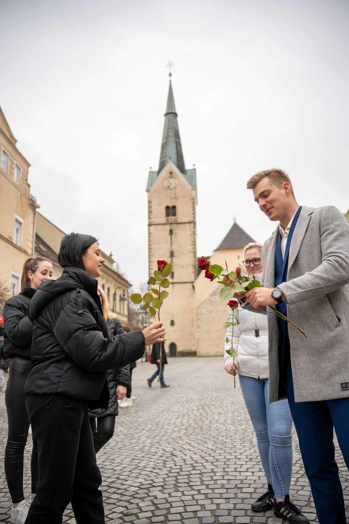 FOTO: V Slovenj Gradcu damam podarjal vrtnice očarljivi sanjski moški Blaž Režek