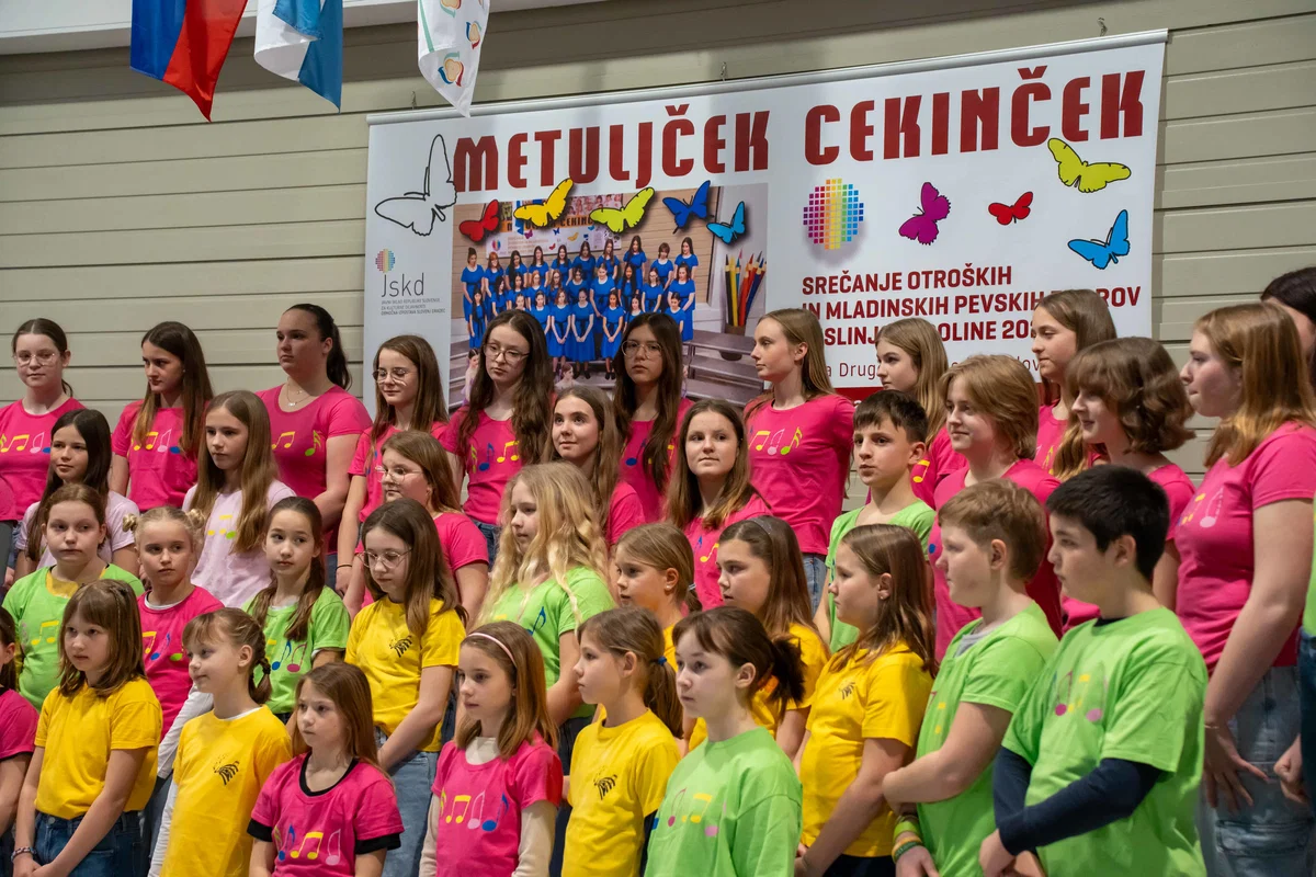 V Slovenj Gradcu potekala revija otroških in mladinskih pevskih zborov Metuljček Cekinček