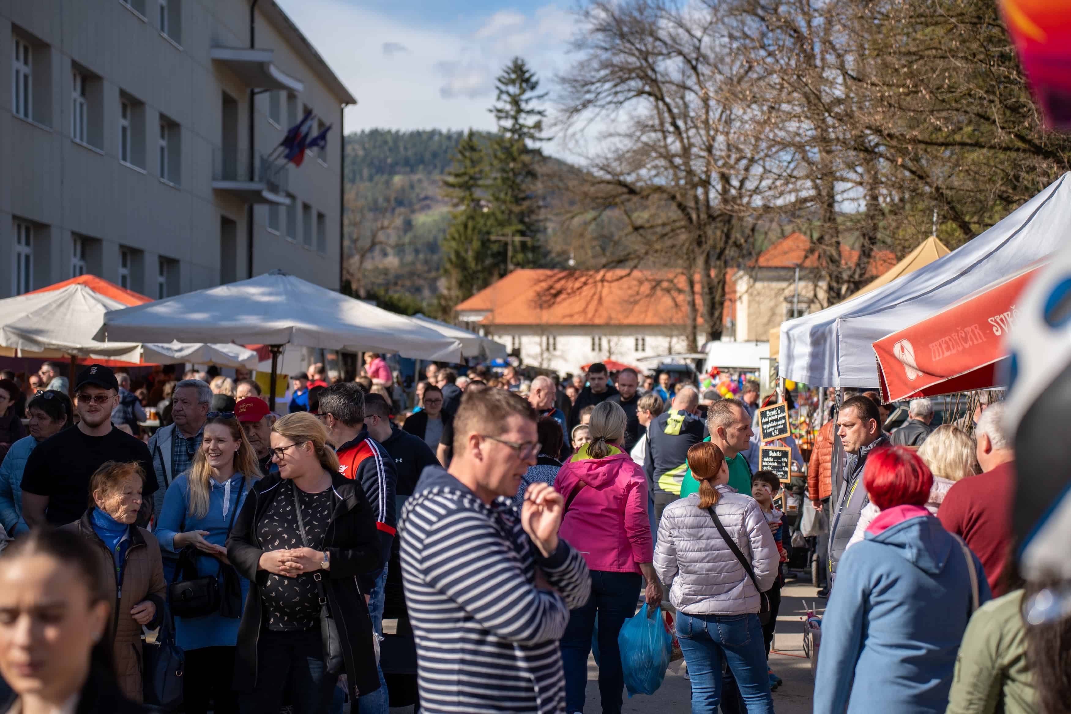 FOTO: Črna nedelja, Koroška kuhína in sonce privabili množico obiskovalcev na Ravne