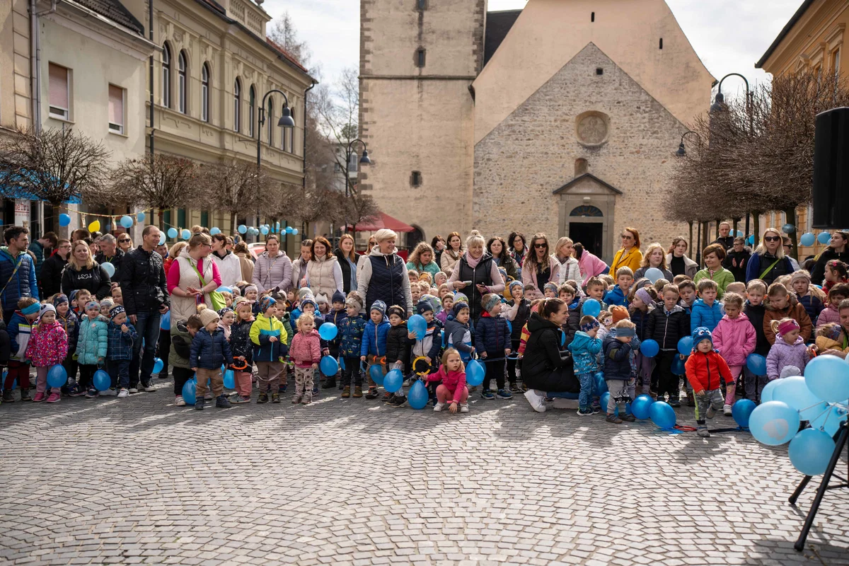 V Slovenj Gradcu so ob svetovnem dnevu Downovega sindroma pripravili pohod z baloni in pester kulturni program. Obiskovalce kavarne so postregli kar učenci (FOTO)