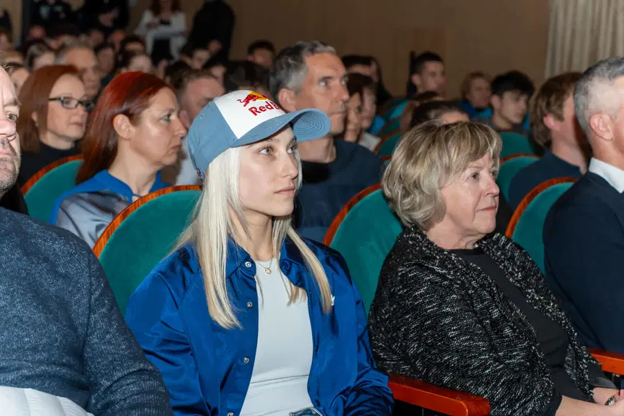 Janja Garnbret edina na vrh vseh štirih balvanskih izzivov