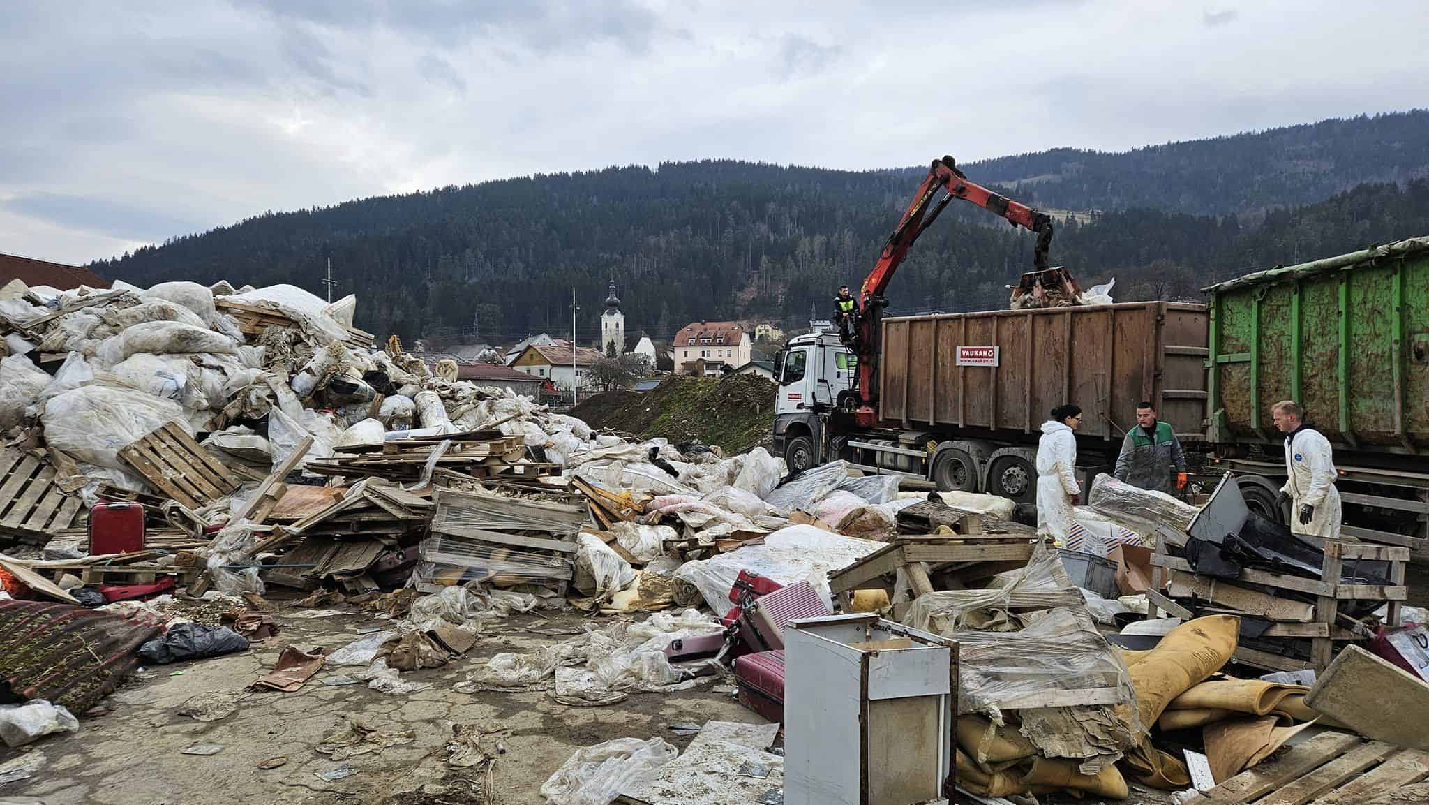 V občini Dravograd začeli odstranjevati naložene odpadke v ujmi prizadetih podjetij