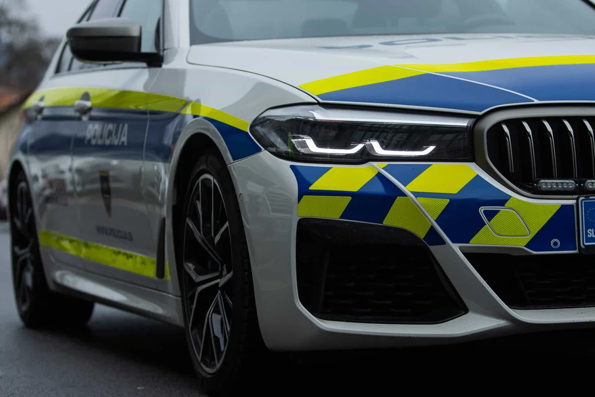 Previdno: Prevrnjena prikolica ovira promet pri odcepu za Muto