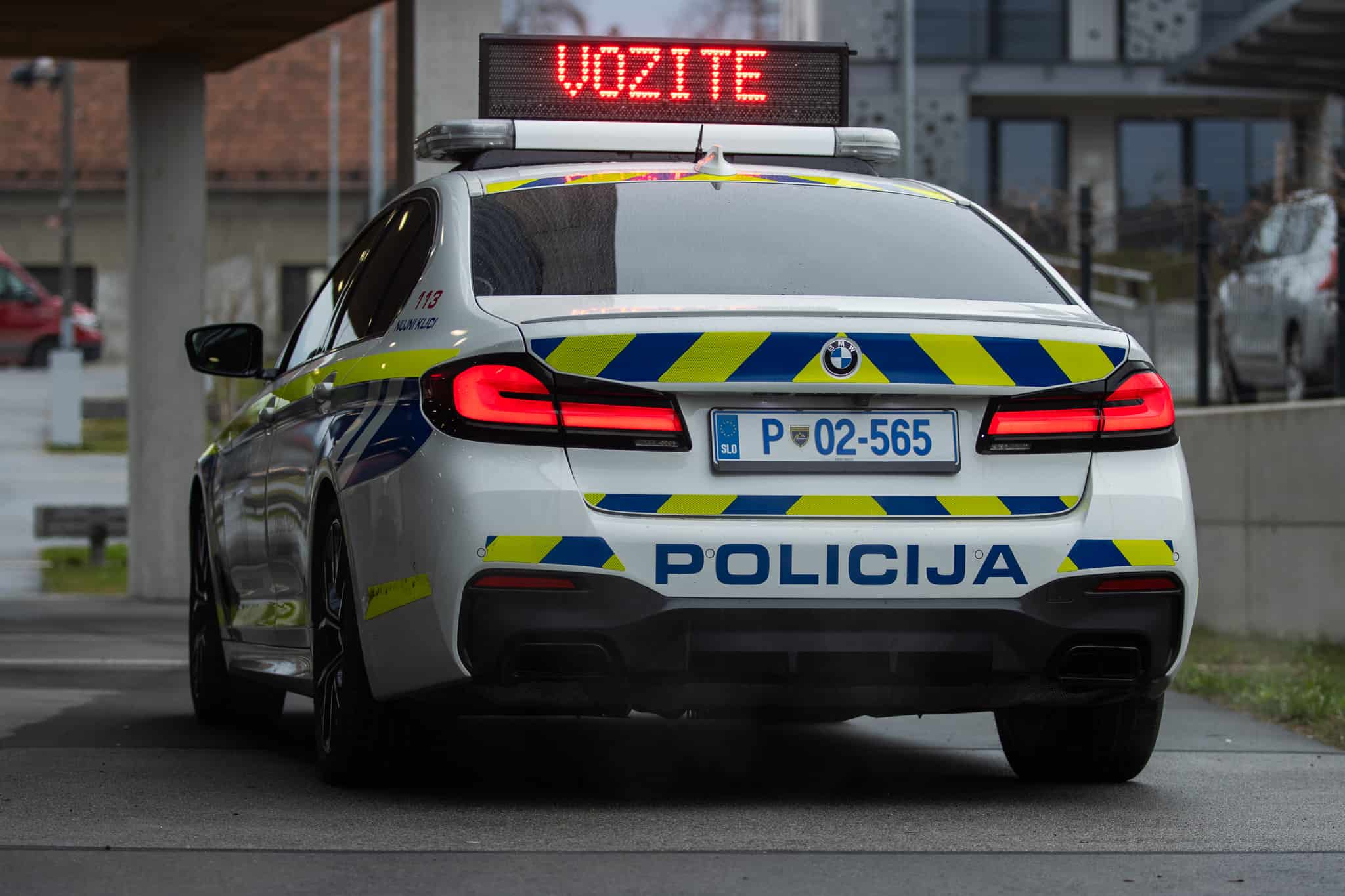 Voznik tovornega vozila pod vplivom kokaina in z uničenimi pnevmatikami