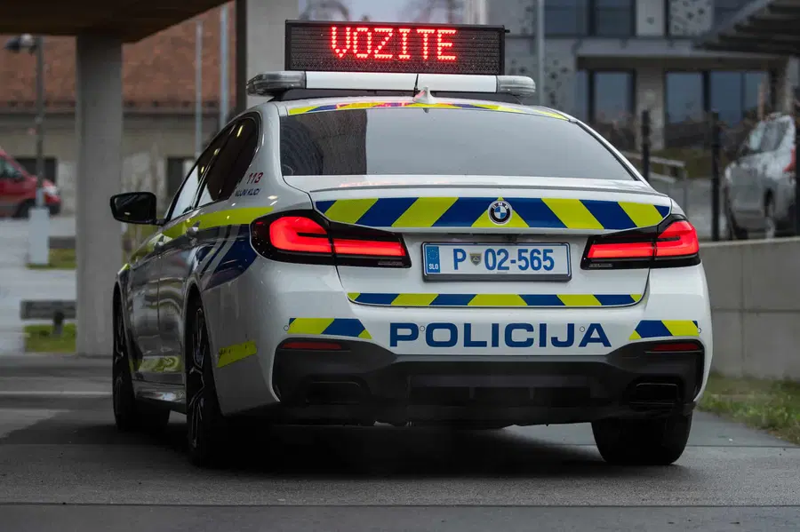 Zaradi prehitre vožnje voznika doletelo 2.000€ globe in odvzem vozniškega dovoljenja