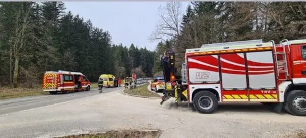 Zaradi prometne nesreče na relaciji Slovenj Gradec - Ravne poteka promet enosmerno