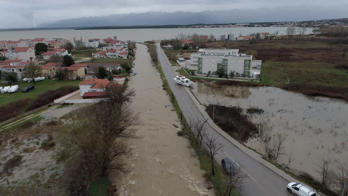 Zadar zaradi obilnih padavin pod vodo