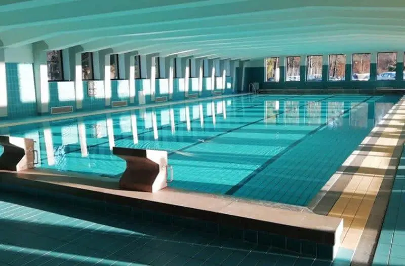 Na Zimskem bazenu na Ravnah se boste lahko sproščali tudi med počitnicami