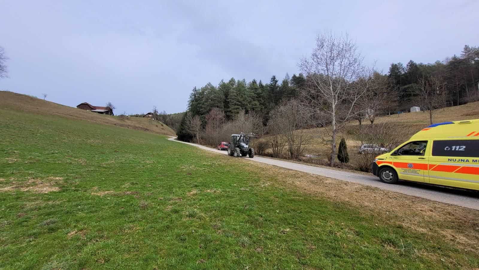 Na območju Prevalj vozilo zapeljalo po travniku in preskočilo potok. Ena oseba se je poškodovala