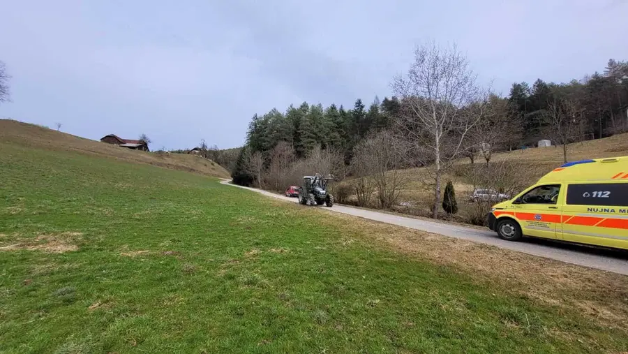 Na območju Prevalj vozilo zapeljalo po travniku in preskočilo potok. Ena oseba se je poškodovala