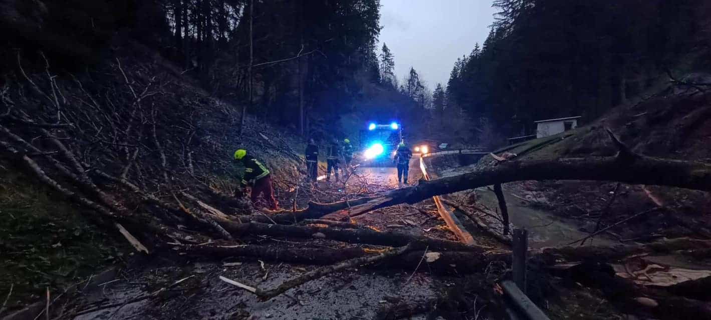 Na Prevaljah so zaradi vetra morali posredovati gasilci