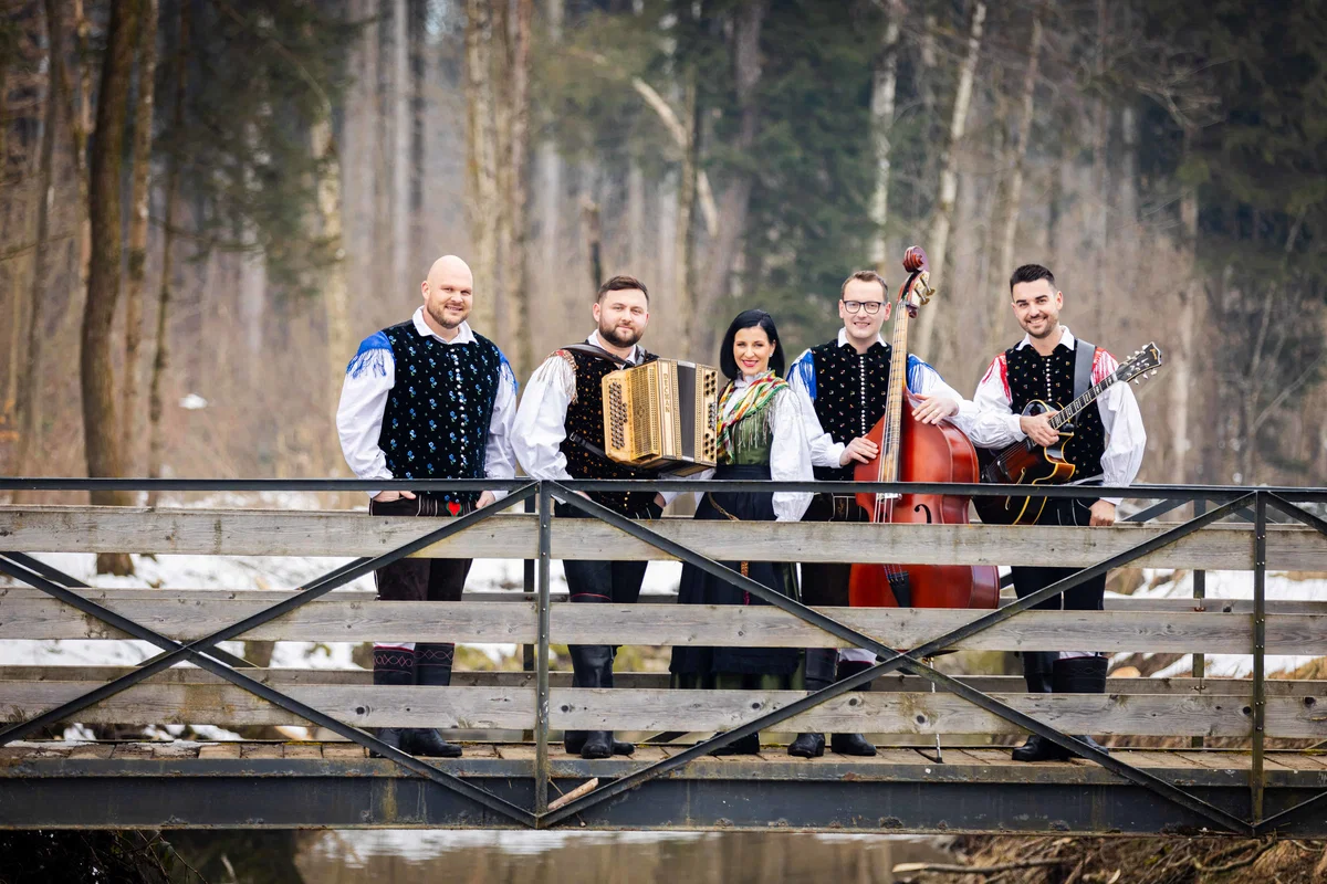 Korošec Jure Mlinšek prepeva skupaj z Ansamblom Jureta Zajca "Življenje ni pravljica"