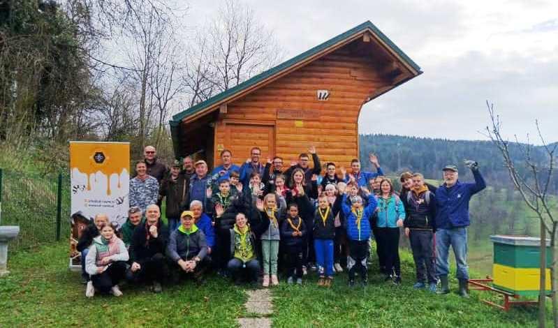 Ob Dnevu sajenja medovitih rastlih na Ravnah posadili več kot 100 sončnic