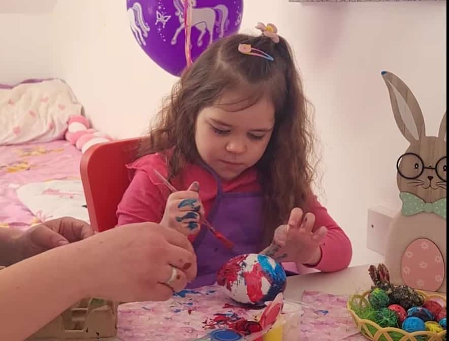 S Pisanko za Karolino zbirajo sredstva za hudo bolno petletno deklico