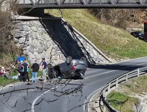 Zaradi prometne nesreče na relaciji Slovenj Gradec - Velenje poteka promet enosmerno