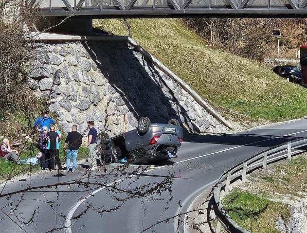 Zaradi prometne nesreče na relaciji Slovenj Gradec - Velenje poteka promet enosmerno