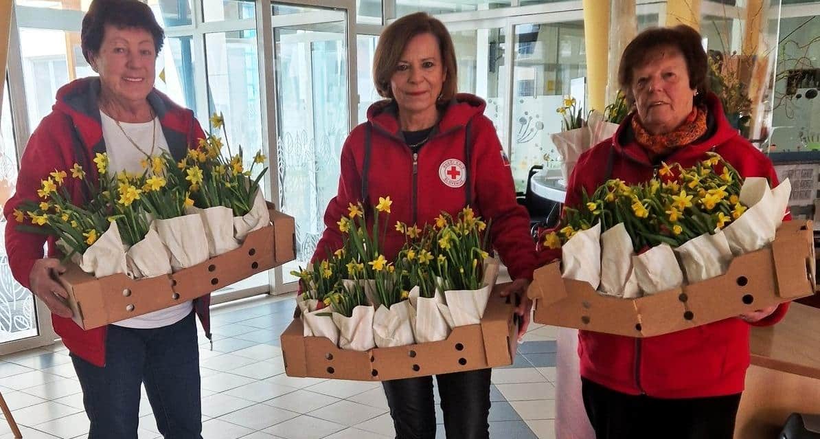 Prostovoljke RK Ravne in Kotlje ob dnevu žena obiskale domove starejših