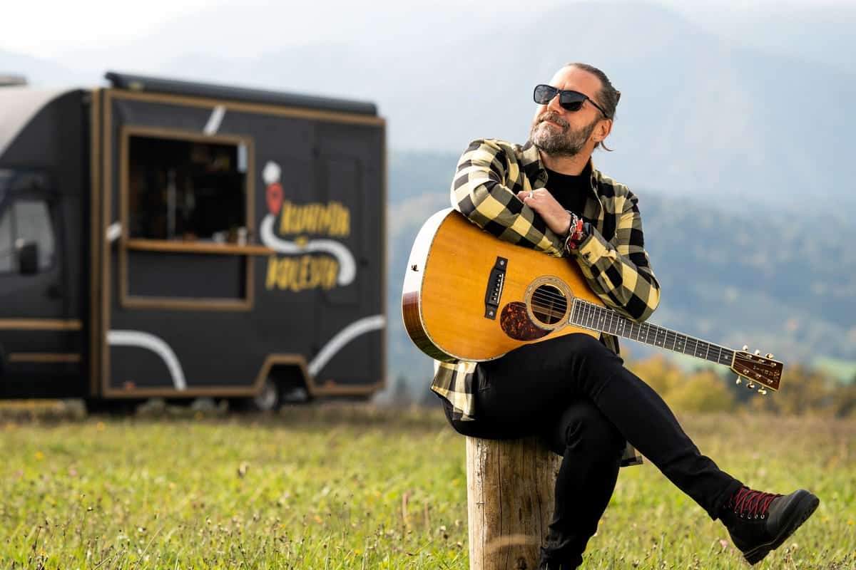 Matevž Šalehar Hamo se s potujočo kuhinjo odpravlja na kulinarično raziskovanje Koroške