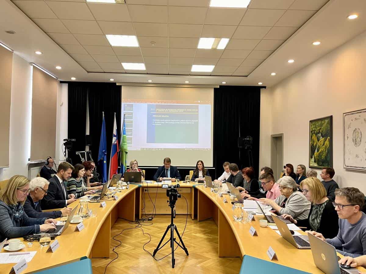 Na Ravnah je potekala 10. seja občinskega sveta. Med drugim so sprejeli nove cene socialne oskrbe na domu