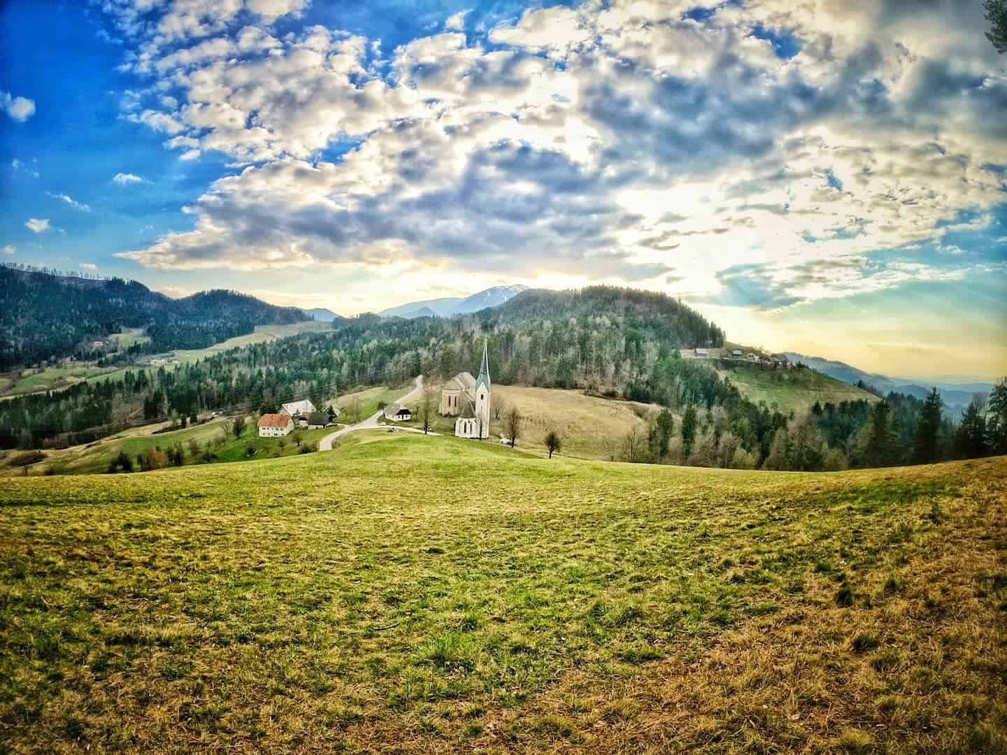 Vreme: Pretežno oblačno z občasnim dežjem, popoldne se bodo padavine okrepile