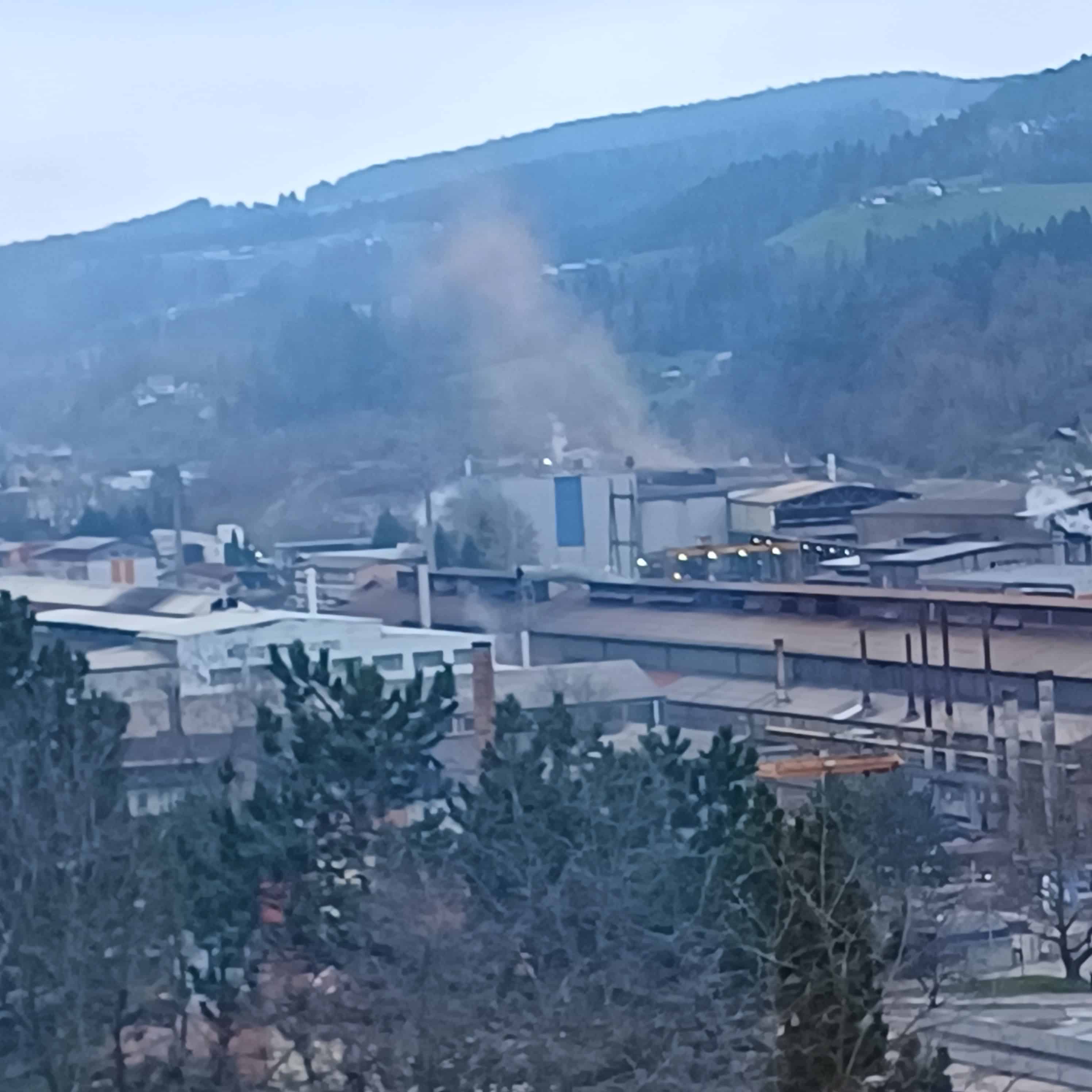 Okvara v SIJ Metalu Ravne: Dim drugačne barve sprožil zaskrbljenost bralcev