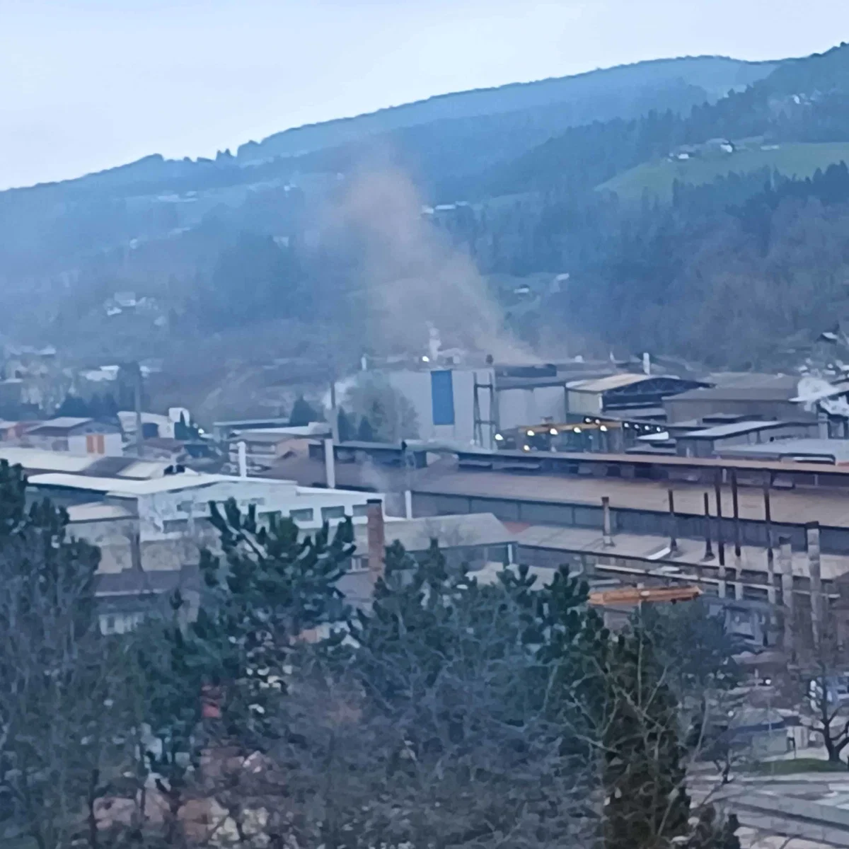 Okvara v SIJ Metalu Ravne: Dim drugačne barve sprožil zaskrbljenost bralcev