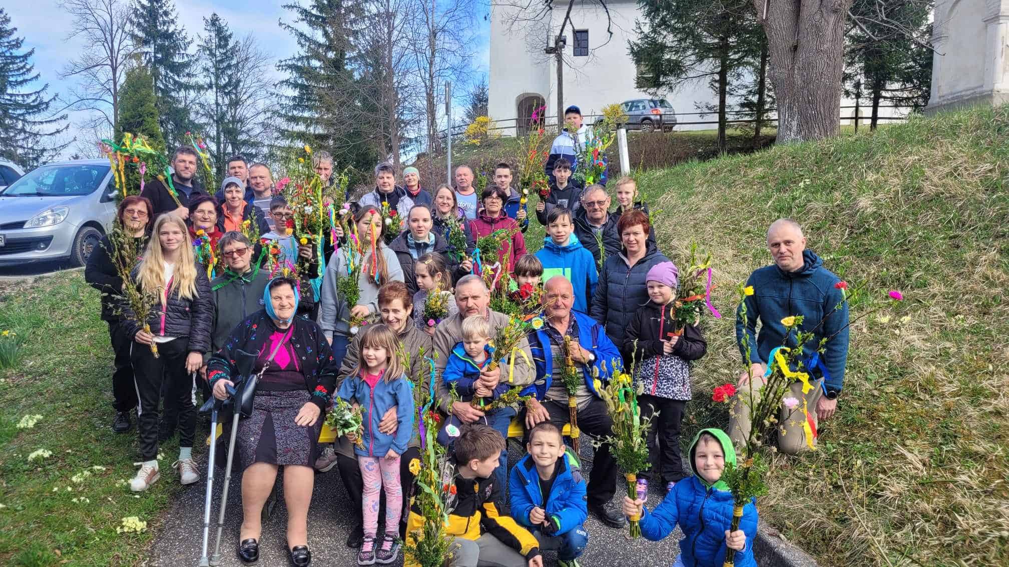 Medgeneracijsko druženje in ustvarjanje: Snope in rožice za cvetno nedeljo v Šmiklavžu (FOTO)