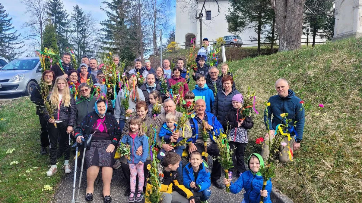 Medgeneracijsko druženje in ustvarjanje: Snope in rožice za cvetno nedeljo v Šmiklavžu (FOTO)