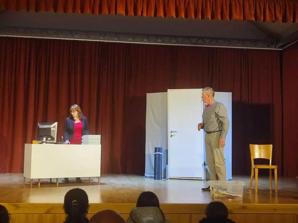 Mestna četrt Center poklanja gledališko predstavo ob dnevu žena