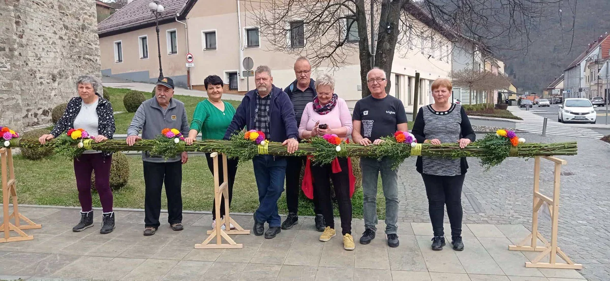 Turistično društvo Dravograd tudi letos izdelalo velikanski snop (FOTO)