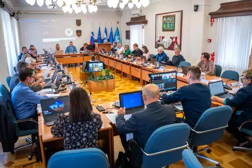Rebalans proračuna 2025 MO SG: Več za investicije, šolstvo in odpravo posledic vremenskih ujm