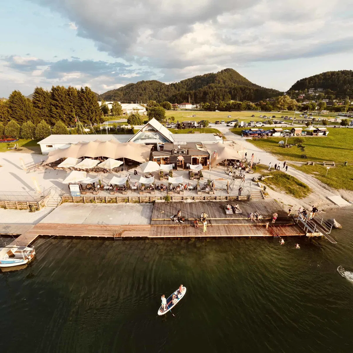 Wunder Beach Bar praznuje danes prvo obletnico z žurom z Mambo Kingsi