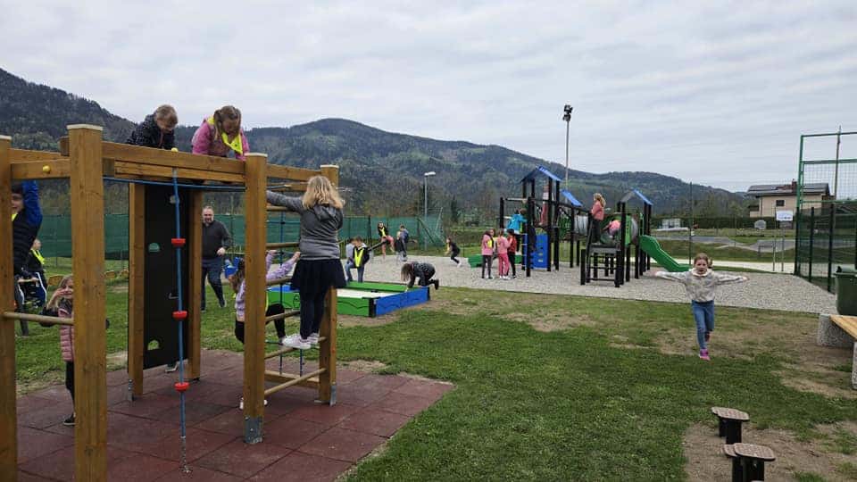 Zaživelo je novo otroško igrišče pri Traberk centru v Dravogradu